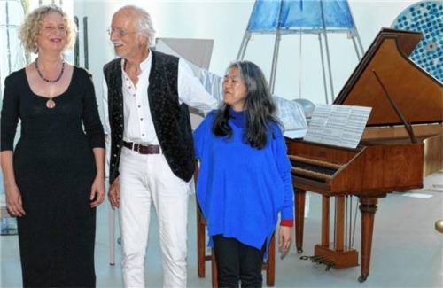 Florian Lechner freut sich mit Angela Koppenwallner (links) und Masako Ohta über den Applaus. Fotos JANKA
