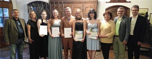 Freude über die Berufsabschlüsse herrschte bei (von links) Ernst Raspl, Vorsitzender des Hotel- und Gaststättenverbands, Klassenleiterin Doris Kallinger, Barbara Mitterer, Veronika Kastenhuber, Johannes Donislreiter, Anna Oberniedermaier, Sandra Jastrzebska, der stellvertretenden Landrätin Ingrid Heckner, Klassenleiter Markus Hergesell und Schulleiter Fritz Ebertseder.Foto maier