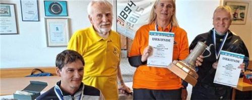 Freudige Gesichter der schnellsten Segler mit Handicap: (von links) Gerald Zernatto, Ehenpräsident Lothar Demps, Karin Hofmann und Mathias Kortke.Foto re