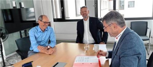 Freuen sich auf eine gute Zusammenarbeit beim Fahrdienst zu den heilpädagogischen Zentren in Aschau, Ruhpolding und Piding: (von links) Peter Wichelmann, Geschäftsführer KIZ Chiemgau, Michael Soldanski, Leiter Fahrdienst der Malteser im Bezirk Ost-Oberbayern, und Malteser Bezirksgeschäftsführer Herbert Eder bei der Vertragsunterzeichnung. Foto Ernst Schütz/Malteser