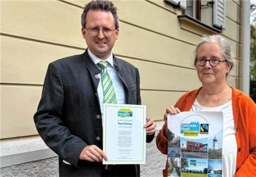 Freuen sich über die erneute Zertifizierung: Bürgermeister Stephan Schlier und die städtische Fairtrade-Beauftragte und Stadträtin Anita Fuchs.Foto Stadt Bad aibling