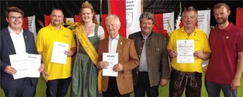 Freuen sich (von links): Max Zinkl, Andreas Attenberger, Honigprinzessin Anja Bürzer, Ludwig Mandl, Sepp Reithmeier, Erwin Zinkl und Georg Wimmer.Foto Jaensch