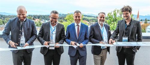 Freuten sich bei der Einweihung über den erhebenden Weitblick von der Dachterrasse des neuen Firmensitzes der MaxSolar GmbH am Bahnhof in Traunstein: (von links) Stimmkreisabgeordneter Konrad Baur, MaxSolar-Geschäftsführer Christoph Strasser, Oberbürgermeister Dr. Christian Hümmer, Investor Michael Hartinger und Architekt Johannes Romstätter.Foto effner