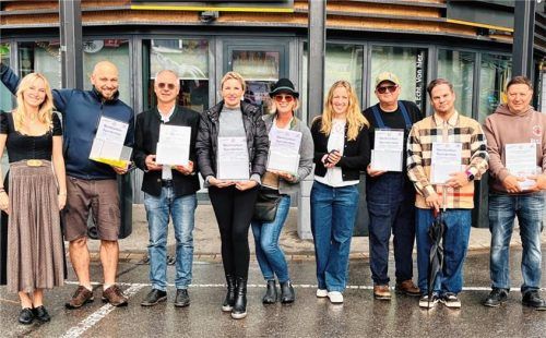 Freuten sich gemeinsam mit den teilnehmenden Schaustellern über den Erfolg der Nachhaltigkeitsaktion auf dem Rosenheimer Herbstfest: (in der Mitte stehend) Maria Hessdörfer, Geschäftsführerin MaVia Rosenheim, und (links, stehend) Verena Fischer vom Wirtschaftlichen Verband Rosenheim.Foto Wirtschaftlicher Verband rosenheim