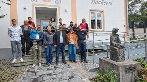 Freuten sich über die Fertigstellung der Rampe: (von links) Raphael Reichgruber vom Bauamt, Georg Blank und Michael Künzner-Hingerl vom Bauhof, die Gemeinderäte Jakob Illi und Günther Hekele, Behindertenbeauftragter Josef Höck, Christine Degenhart, Leiterin der Projektgruppe „Barrierefreies Bauen“, Bürgermeister Christoph Kraus, Christiane Grotz, Hans Loy, Susanne Moog und Harald Oberrenner von der Projektgruppe sowie Stefan Fritz von Metallbau Fritz und Karin Seidl von der Projektgruppe.Foto emk