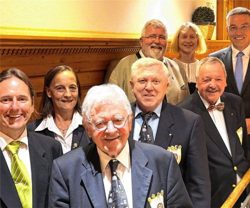 Frohe Gesichter bei Gratulanten und Mitgliedern anlässlich des 50-jährigen Bestehens beim Verein der Köche Rosenheim Stadt und Land: (von links) Vorsitzender Max Antholzner, Schatzmeisterin Mary-Lou Tausch, Schriftführer Karl-Heinz Kohler, Zweiter Schriftführer Franz Bergmann, Landtagsabgeordneter Sebastian Friesinger, die Kreisvorsitzende Dehoga Bayern, Theresa Albrecht, Zweiter Vorsitzender Bernhard Stefaner und der Rosenheimer Landrat Otto Lederer. Foto knarr