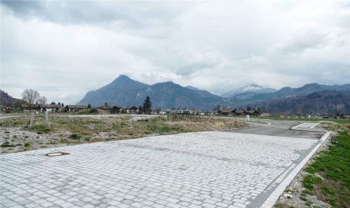 Fünf Grundstücke für Einzelhäuser und zwölf Grundstücke für Doppelhäuser sollen im Baugebiet „Am Heimfeld“ in Oberaudorf verkauft werden.Bisher hält sich die Nachfrage in Grenzen. Die Sparkasse soll das ändern. Foto  Schubert