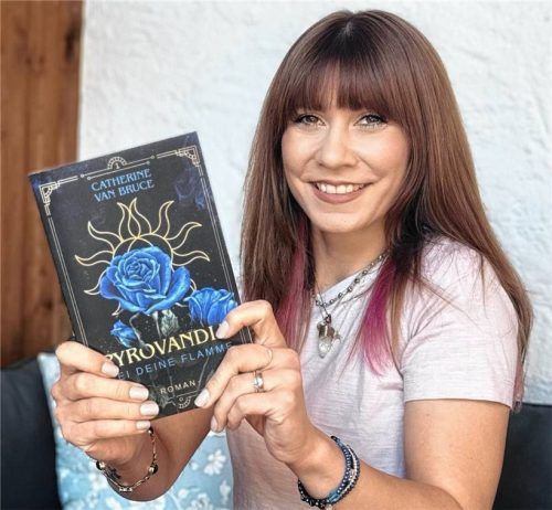 Für die 35-jährige Bruckmühlerin geht ein Traum in Erfüllung: Catherine van Bruce hat ihren ersten Roman „Pyrovandia – Sei deine Flamme“ veröffentlicht. Foto privat