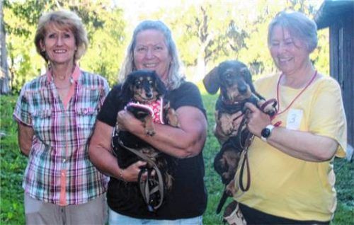 Gastgeberin Anna Lindlmaier mit Karoline Peidli und Tagessiegerin Lotte sowie Monika Hoffmann und dem gemütlichen Rüden Xavi (von links).