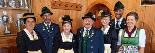 Gaunadel für 40-jährige Mitgliedschaft: (von links) Rita Baumann, Hans Laubhuber, Gabi Mayer (Erschl), Franz Hilger, Irmgard Lackerschmid, Hans Lackerschmid und Lisbeth Dengler, Zweite Vorsitzende des Chiemgau-Alpenverbandes. Foto Adersberger