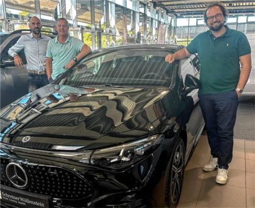 Gebrauchtwagenverkäufer Florian Schwägerl, Truck-Verkäufer Ralf Zwicker und Neuwagenverkäufer Marco Palazzo (v.l.) mit dem neuen Mitglied der Fahrzeugfamilie, dem vollelektrischen CLA. Foto Christian Kleine /Schreiner & Wöllenstein