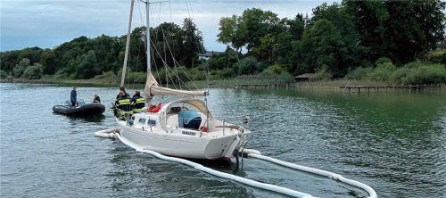 Gefahr für die Umwelt: Der Zusatzmotor eines Segelbootes im Hafenbereich von Gollenshausen war defekt, Treibstoff lief aus.Foto hobmaier