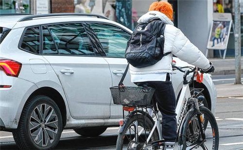 Gefahr für Senioren im Verkehr mit einem E-Bike – Experten der KSOB Traunstein geben Antworten. Foto IMAGO/KSOB