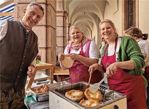Geheimnisverrat: Maria Riepertinger (Mitte) und Burgi Gabriel (rechts) erklären dem bayerischen Bauernpräsidenten Günther Felßner das Backen der Schmalznudeln. Foto  Riepertinger