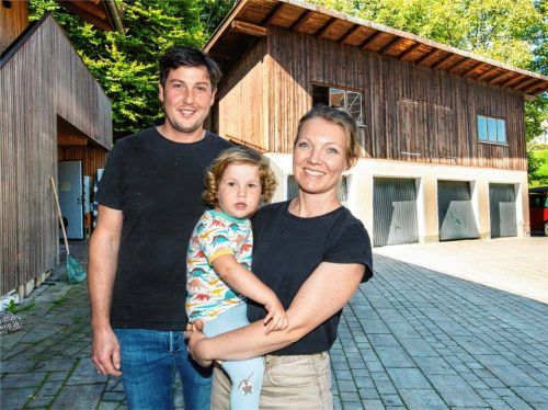 Gelebte Tradition: Martin Schönleitner und Verena Stephan (hier mit ihrer jüngeren Tochter) krempeln die über 400 Jahre alte Chiemseefischerei Stephan um. Foto Berger