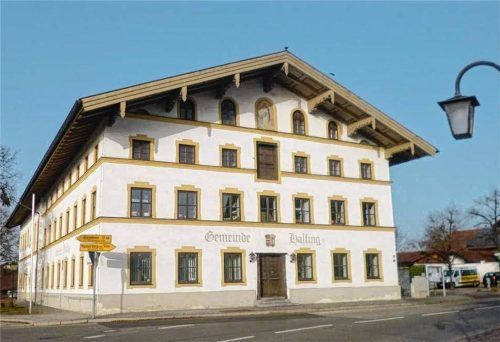 Gemeindeverwaltung, Feuerwehr, Trachtler, Männerchor und Blaskapelle: Sie alle nutzen das Dachgeschoss im Halfinger Rathaus. Foto Krichner