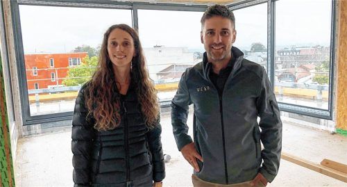 Geschäftsführer Florian Eisner und Projektleiterin Stefanie Puscher (beide Werndl Eisner & Partner) sprechen über den aktuellen Baufortschritt. Fotos Bettinger