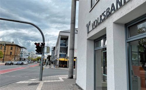 Gleich mehrere Rosenheimer sind in der Nähe des Bahnhofs Opfer einer fiesen Betrugsmasche geworden. Foto Chris Yeko-Mukendi