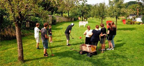 Golfgaudi unter Obstbäumen: Mit dem Bollerwagen geht es von Loch zu Loch. Fotos Deindl