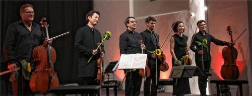 Grandiose Kammermusik im Kulturforum Klosterkirche: (von links) Jan-Erik Gustafsson (Violoncello), Wen Xiao Zheng, Jano Lisboa und Johannes Strake (Violen), Sarah Christian (Violine) und Maximilian Hornung (Violoncello).Foto benekam