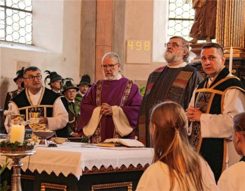 Grenzübergreifende Konzelebration: Neben Vertretern des Dekanates Rosenheim und der Pfarrei Neubeuern/Nußdorf stand auch der Pfarrer von Erl in Tirol am Altar.