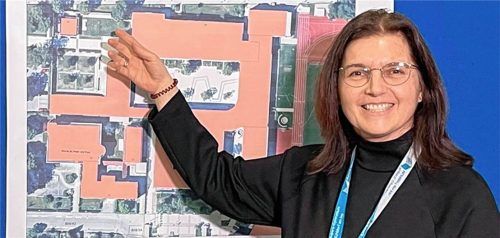 Gymnasiums-Direktorin Christine Neumaier ist tot. Sie starb im Alter von 54 Jahren. Das Bild zeigt sie 2023 bei der Vorstellung der Pläne zur Erweiterung ihrer Schule. Foto Christa Latta