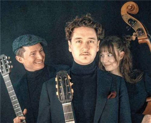 Gypsy Swing mit einer Prise Musette spielt das Elias-Prinz-Trio mit (von links) Elias Prinz, Jean-Baptiste Delattre und Ida Valentina Koch.Foto re