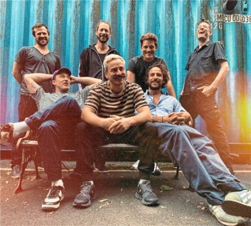 Haben eine positive Botschaft und spielen Musik, die in die Beine geht: die acht Musiker von Jamaram. Foto jamaran