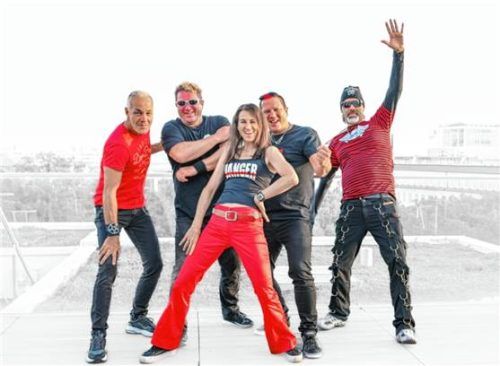 Haben Grund zum Feiern: (von links) Gerhard Gros, Frank Schöftenhuber, Elke Hein, Volker Schöftenhuber und Oliver Hein, die mit ihrer Band „Fire44“ das 30-jährige Bühnenjubiläum feiern.Foto Fire44