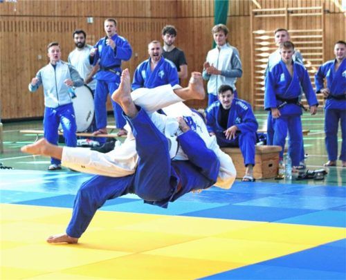 Hendrik Eichner (blau) mit einem krachenden Ausheber.Foto re