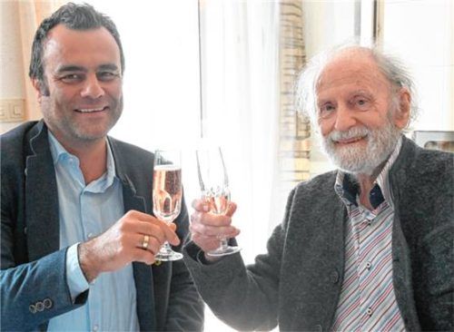 Herzliche Glückwünsche: Bürgermeister Alois Loferer (links) besuchte das Geburtstagskind Professor Dr. Otto Siebeck. Foto ammelburger