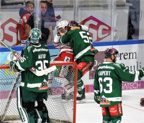 Hitzig: Starbulls-Verteidiger Joel Keussen ringt hier Regensburgs Aleandro Angaran nieder.Foto Roland Rappel