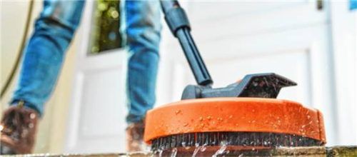 Hochdruckreiniger mit speziellen Aufsätzen helfen, Terrasse und Gartenwege zu säubern. Foto Stihl