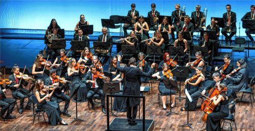 Hochkonzentriert und hochanimiert spielt die Tiroler Orchesterakademie Dvoraks 8. Symphonie. Foto SCHEFFOLD MEDIA