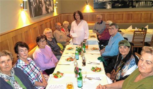 Im Aiblinger Lokal „Nuova Firenze“ traf sich die Schlaganfall-Gruppe mit der Zweiten Vorsitzenden und Organisatorin Waltraud Aschenbrenner (Mitte) zum Jahresessen und feierte gleichzeitig das 25-jährige Gruppenbestehen. Foto baumann