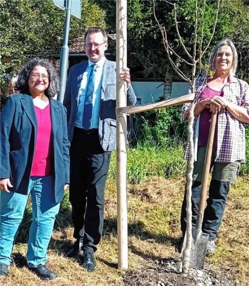 Im Beisein von Bürgermeister Stephan Schlier pflanzten die Vorsitzende des Vereins „Mut und Courage“, Irene Durukan (links), und Sponsorin Evi Gampl einen Birnbaum an der Ghersburgstraße. Foto re
