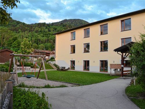 Im Erdgeschoss ist der Kindergarten beheimatet. Durch einen Anbau könnte dieser auf zwei Gruppen erweitert werden. Foto eder