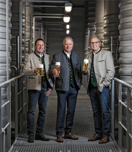 Im Heiligtum von Auerbräu: Braumeister Josef Kronast (links), sein Vorgänger Thomas Frank und Auerbräu-Geschäftsführer Dirk Steinebach wissen, dass die Rosenheimer besonders gerne ein Helles trinken. Foto Andreas Jacob