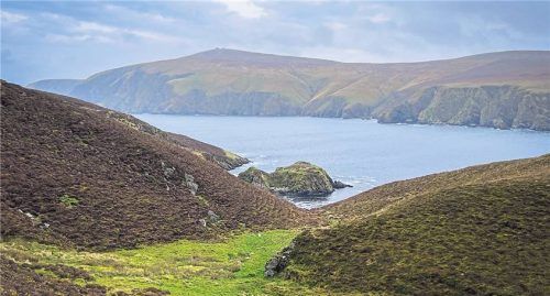 Im Hermaness Nature Reserve auf Unst ist die Landschaft schroff. Fotos Verena Wolff/dpa-tmn, dpa-infografik GmbH/dpa-Themendienst