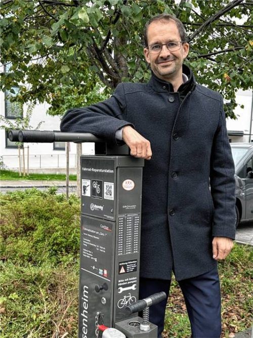 Im Stadtgebiet, wie hier am Bürgerhaus in Happing, sind mittlerweile zehn Fahrradservicestationen aufgestellt worden. Darüber freut sich auch Oberbürgermeister Andreas März. Foto Stadt Rosenheim