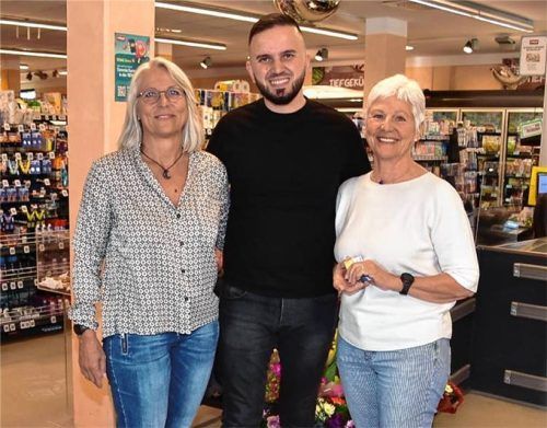 Im Supermarkt Nahkauf an der Happinger Straße legen Ariane Koch (links) und ihre Mutter Paula Bauer ihre Arbeit nieder. Trim Llugiqi hat allerdings schon eine Idee, wie es weitergeht. Foto Montage: Schlecker/IMAGO/CHROMORANGE