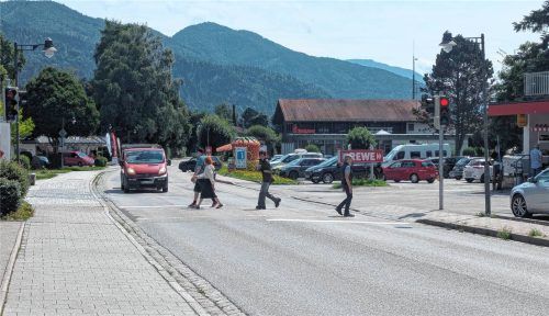 Immer wieder kommt es an der Fußgängerampel auf Höhe des Rewe-Marktes zu gefährlichen Situationen, weil Autofahrer bei Rot einfach nicht anhalten und so die Fußgänger in Bedrängnis bringen.Foto Hoffmann