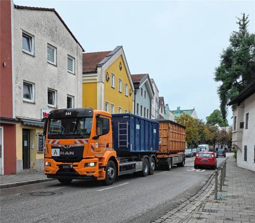 In der Aiblinger Kirchzeile wird über eine mögliche Sperrung des Lkw-Durchgangsverkehrs diskutiert. Foto beuerlein