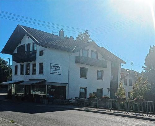 In der Ortsmitte von Übersee sollen die Gebäude in der Dorfstraße 14 und 16 hinter der Kirche abgerissen und durch einen Neubau ersetzt werden. Das vorne gelegene Haus mit der Bar soll erhalten und saniert werden.Foto Giesen
