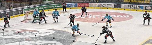 In der Schlussphase spielten sechs Rosenheimer Feldspieler gegen drei Villacher Akteure.Foto re