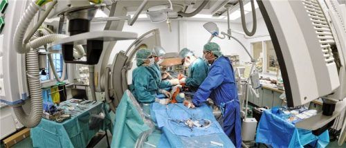 In einem Zentrum für Gefäßmedizin wird ein Patient operiert. Foto dpa