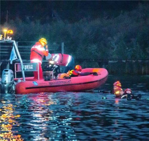 In Panik ins Wasser gehüpft, so sollte es aussehen. Tatsächlich nahmen Wasserwachtler in Neopren die Rollen ein.