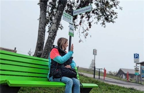 In Reit im Winkl stehen ab sofort zwei grüne Sitzbänke bereit, die Wanderern eine unkomplizierte Mitfahrgelegenheit für die Strecke zwischen Wanderausgangspunkten und Bus- oder Bahnhöfen bieten sollen.Foto re