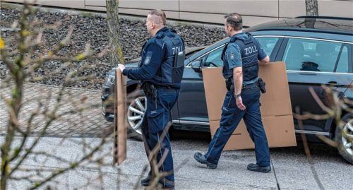 In Rosenheim haben Beamte des Zolls mehrere Häuser durchsucht. Foto dpa (Symbolbild)