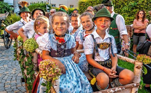 In sauberm Gwand: Der Trachtlernachwuchs im Festwagen.Fotos Nitzsche